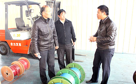 董事长李贻连介绍发热电缆生产工艺